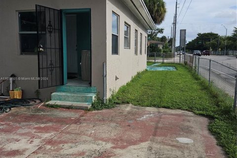 House in Miami, Florida 2 bedrooms, 99.68 sq.m. № 1345891 - photo 2