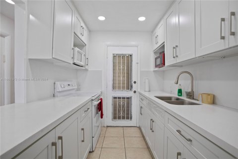 Copropriété à vendre à North Miami Beach, Floride: 2 chambres, 82.03 m2 № 1345873 - photo 5