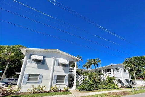 Condo in Hollywood, Florida, 1 bedroom  № 1345874 - photo 1