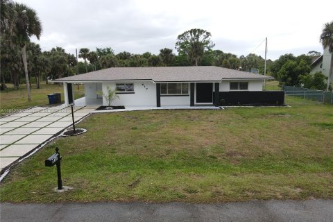 House in Lehigh Acres, Florida 4 bedrooms, 111.48 sq.m. № 1345892 - photo 1