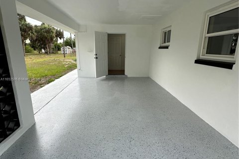 House in Lehigh Acres, Florida 4 bedrooms, 111.48 sq.m. № 1345892 - photo 19