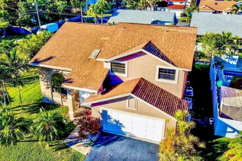 Casa en venta en Dania Beach, Florida, 4 dormitorios, 220.83 m2 № 1176781 - foto 1