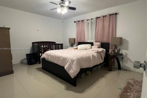 House in Hialeah, Florida 1 bedroom, 46.45 sq.m. № 1384448 - photo 6