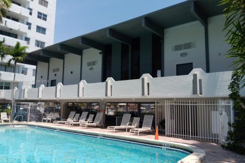 Condo in North Miami Beach, Florida, 1 bedroom  № 1384408 - photo 25