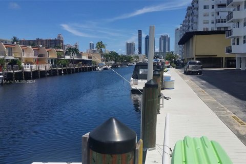 Condo in North Miami Beach, Florida, 1 bedroom  № 1384408 - photo 23