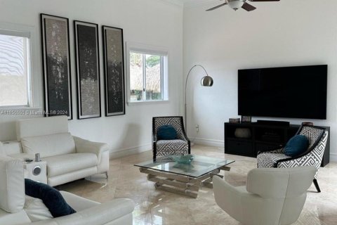 Casa en venta en Miami, Florida, 5 dormitorios, 321.91 m2 № 1333271 - foto 3