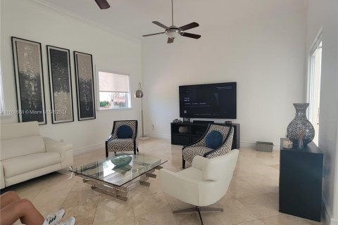 Casa en venta en Miami, Florida, 5 dormitorios, 321.91 m2 № 1333271 - foto 9