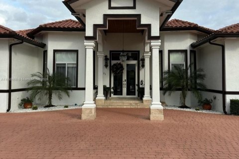 Villa ou maison à vendre à Miami, Floride: 5 chambres, 321.91 m2 № 1333271 - photo 2