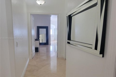 Villa ou maison à vendre à Miami, Floride: 5 chambres, 321.91 m2 № 1333271 - photo 10