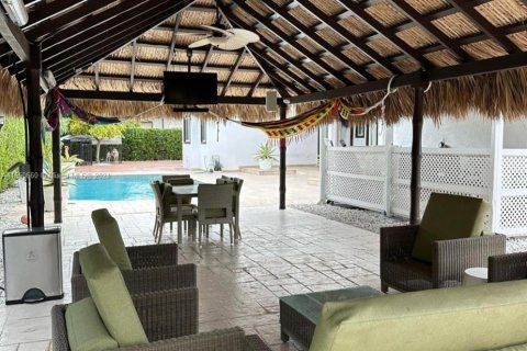 Casa en venta en Miami, Florida, 5 dormitorios, 321.91 m2 № 1333271 - foto 5