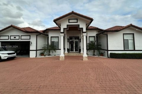 Villa ou maison à vendre à Miami, Floride: 5 chambres, 321.91 m2 № 1333271 - photo 1