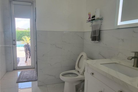 Casa en venta en Miami, Florida, 5 dormitorios, 321.91 m2 № 1333271 - foto 17