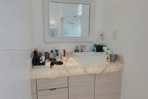 Casa en venta en Miami, Florida, 5 dormitorios, 321.91 m2 № 1333271 - foto 23