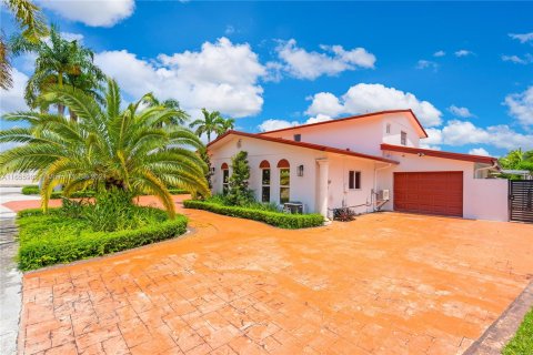 Villa ou maison à louer à Miami, Floride: 4 chambres, 300.07 m2 № 1356663 - photo 5