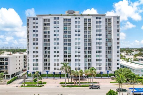 Condo in Miami Beach, Florida, 1 bedroom  № 1356662 - photo 30