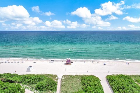 Condo in Miami Beach, Florida, 1 bedroom  № 1356662 - photo 26