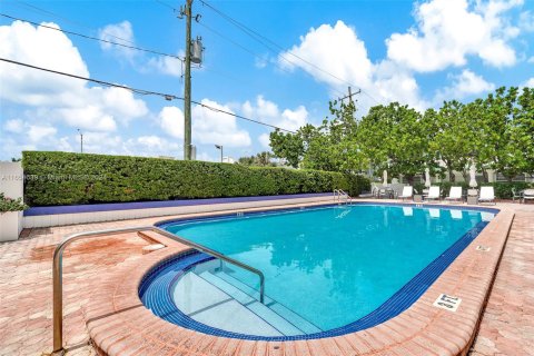 Condo in Miami Beach, Florida, 1 bedroom  № 1356662 - photo 25