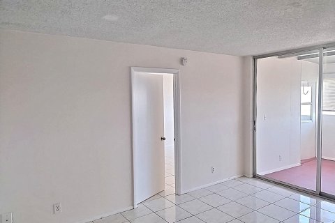 Condo in Lauderhill, Florida, 1 bedroom  № 1230305 - photo 11