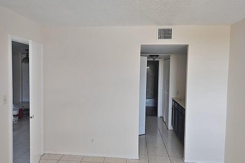 Condo in Lauderhill, Florida, 1 bedroom  № 1230305 - photo 19