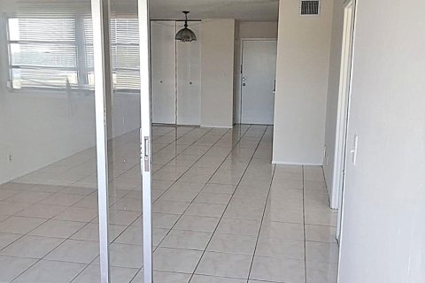 Condo in Lauderhill, Florida, 1 bedroom  № 1230305 - photo 14