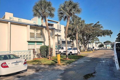 Condo in Lauderhill, Florida, 1 bedroom  № 1230305 - photo 5