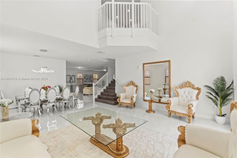 House in Miami, Florida 5 bedrooms, 320.42 sq.m. № 1216811 - photo 17