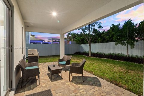 House in Miami, Florida 5 bedrooms, 320.42 sq.m. № 1216811 - photo 8