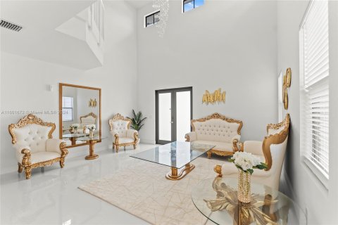 House in Miami, Florida 5 bedrooms, 320.42 sq.m. № 1216811 - photo 16