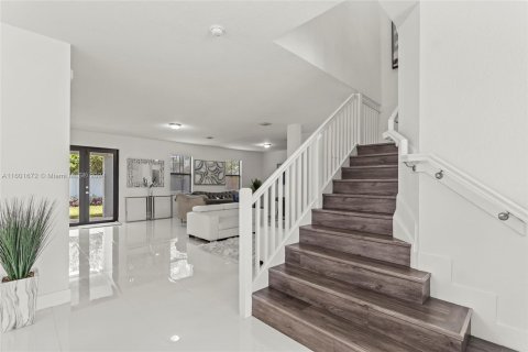 House in Miami, Florida 5 bedrooms, 320.42 sq.m. № 1216811 - photo 19