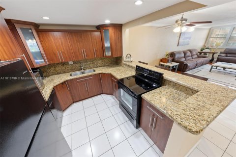 Condo in Hollywood, Florida, 1 bedroom  № 1239986 - photo 29