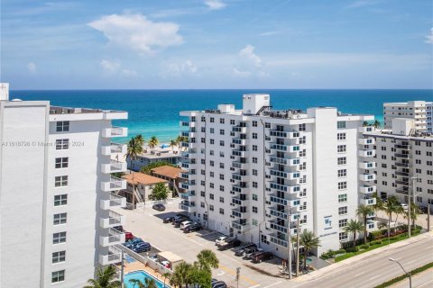 Condo in Hollywood, Florida, 1 bedroom  № 1239986 - photo 11