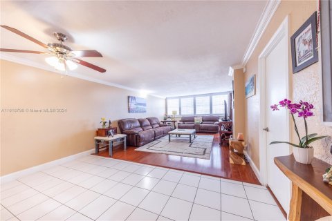 Condo in Hollywood, Florida, 1 bedroom  № 1239986 - photo 5