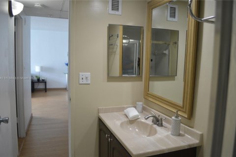 Condo in Hollywood, Florida, 1 bedroom  № 1240023 - photo 10