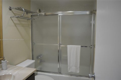 Condo in Hollywood, Florida, 1 bedroom  № 1240023 - photo 9