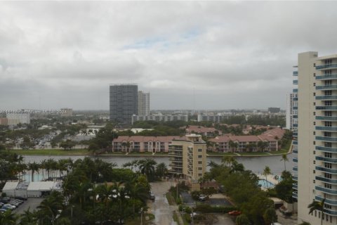 Condo in Hollywood, Florida, 1 bedroom  № 1240023 - photo 1