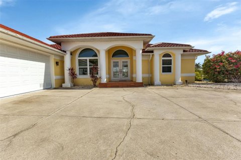 House in Punta Gorda, Florida 3 bedrooms, 207.73 sq.m. № 1194698 - photo 5