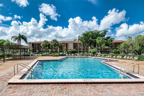 Condominio en venta en Pembroke Pines, Florida, 1 dormitorio, 98.1 m2 № 1332664 - foto 18