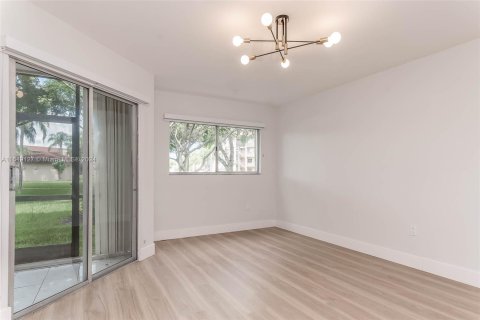 Condominio en venta en Pembroke Pines, Florida, 1 dormitorio, 98.1 m2 № 1332664 - foto 12