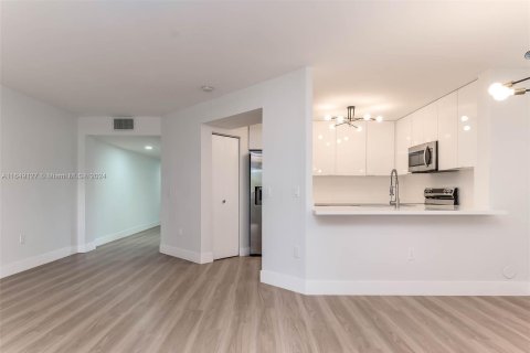 Condominio en venta en Pembroke Pines, Florida, 1 dormitorio, 98.1 m2 № 1332664 - foto 15