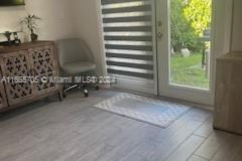 House in Miami, Florida 4 bedrooms, 141.58 sq.m. № 1378760 - photo 10