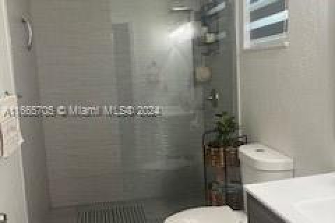 House in Miami, Florida 4 bedrooms, 141.58 sq.m. № 1378760 - photo 8