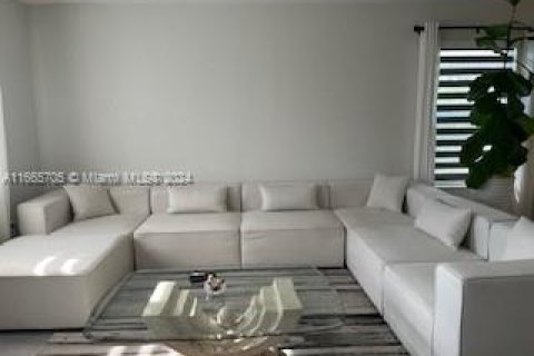 House in Miami, Florida 4 bedrooms, 141.58 sq.m. № 1378760 - photo 2