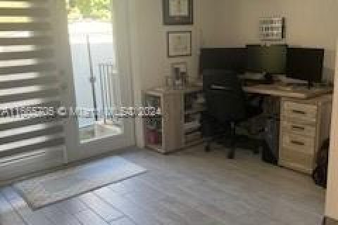 House in Miami, Florida 4 bedrooms, 141.58 sq.m. № 1378760 - photo 11