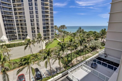 Studio in the Condo in Sunny Isles Beach, Florida  № 1318922 - photo 1