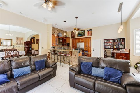 House in Miami, Florida 4 bedrooms, 223.8 sq.m. № 1318842 - photo 21