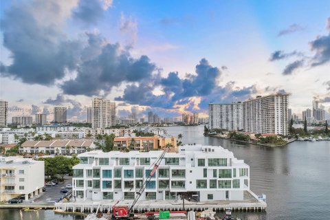 Touwnhouse à vendre à North Miami Beach, Floride: 4 chambres, 313.55 m2 № 866037 - photo 23