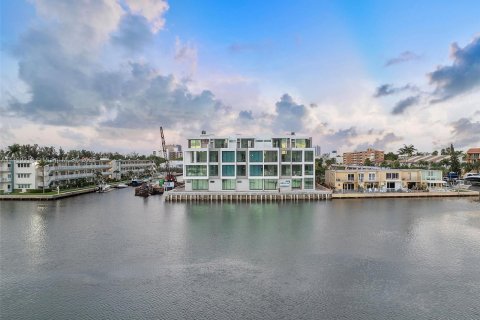 Touwnhouse à vendre à North Miami Beach, Floride: 4 chambres, 313.55 m2 № 866037 - photo 4