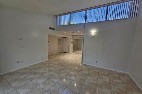 Condo in Palm Springs, Florida, 2 bedrooms  № 1017031 - photo 13