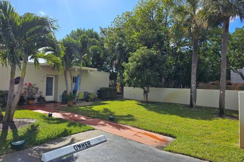 Condo in Palm Springs, Florida, 2 bedrooms  № 1017031 - photo 17