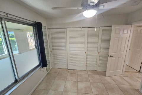 Condo in Palm Springs, Florida, 2 bedrooms  № 1017031 - photo 9